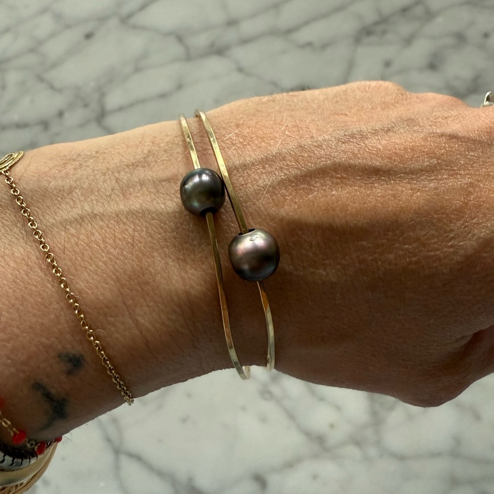 Elegant 14k solid  Gold Bracelet with Black Pearls